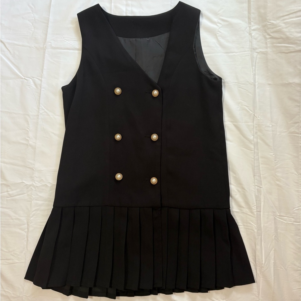 Black Sleeveless Dress with Pearls Button and Pleated Skirt